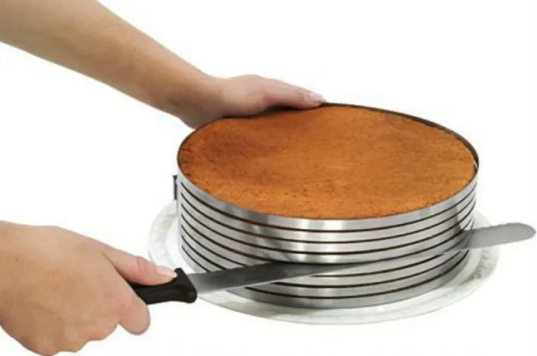 Kalup za rezanje jednakih šnita torte - komentar je suvišan.