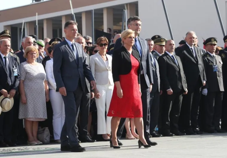 Državni vrh položio vijence i upalio svijeće povodom obilježavanja 22. obljetnice Oluje
