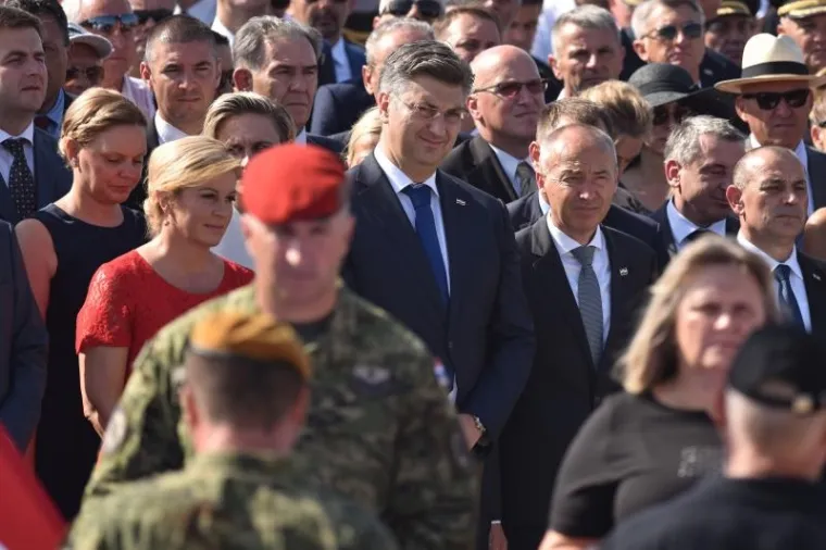 SVEČANI TRENUTAK PODIZANJA HRVATSKE ZASTAVE: Premijer i predsjednica na kninskoj tvrđavi održali govore