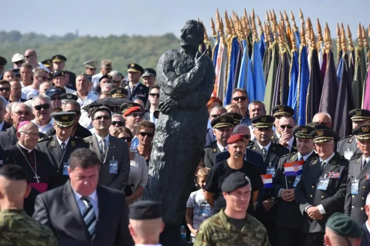 SVEČANI TRENUTAK PODIZANJA HRVATSKE ZASTAVE: Premijer i predsjednica na kninskoj tvrđavi održali govore