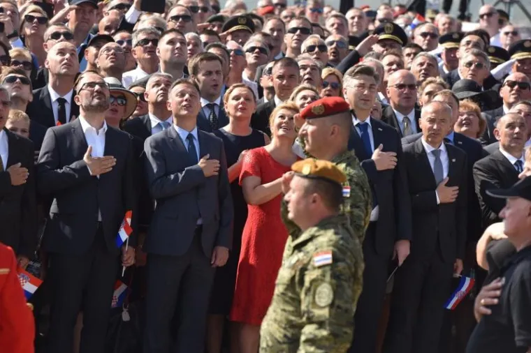 SVEČANI TRENUTAK PODIZANJA HRVATSKE ZASTAVE: Premijer i predsjednica na kninskoj tvrđavi održali govore