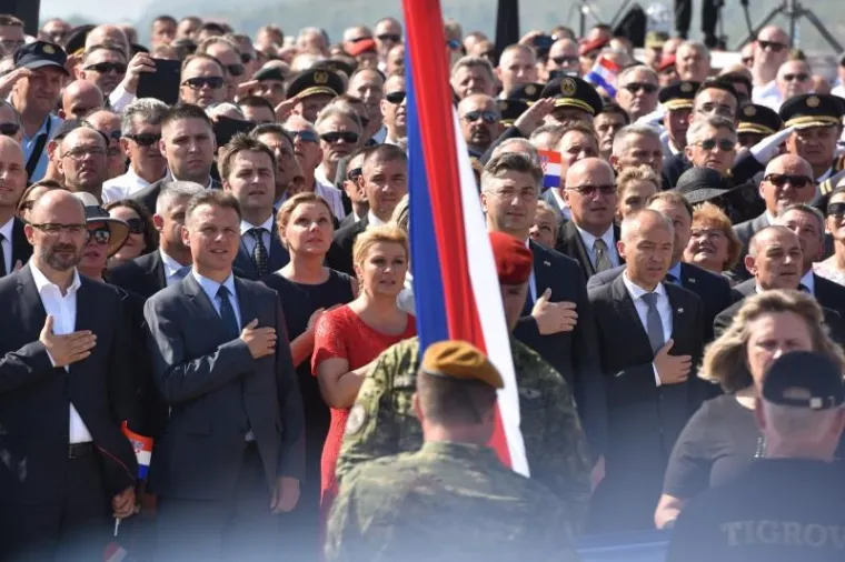 SVEČANI TRENUTAK PODIZANJA HRVATSKE ZASTAVE: Premijer i predsjednica na kninskoj tvrđavi održali govore