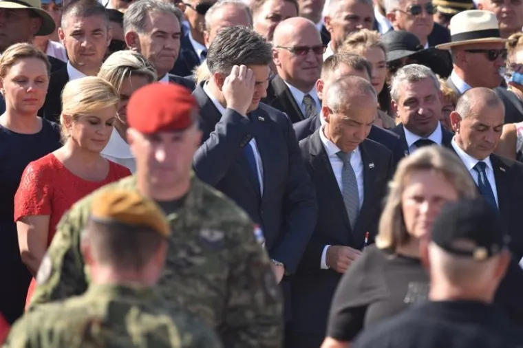 SVEČANI TRENUTAK PODIZANJA HRVATSKE ZASTAVE: Premijer i predsjednica na kninskoj tvrđavi održali govore