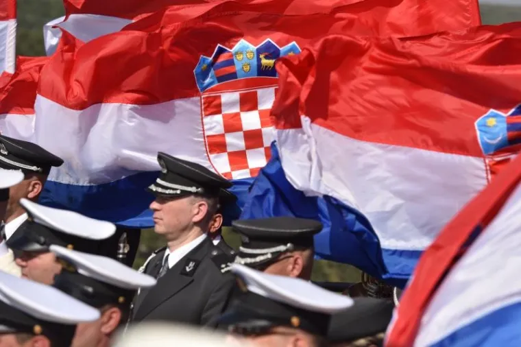 SVEČANI TRENUTAK PODIZANJA HRVATSKE ZASTAVE: Premijer i predsjednica na kninskoj tvrđavi održali govore