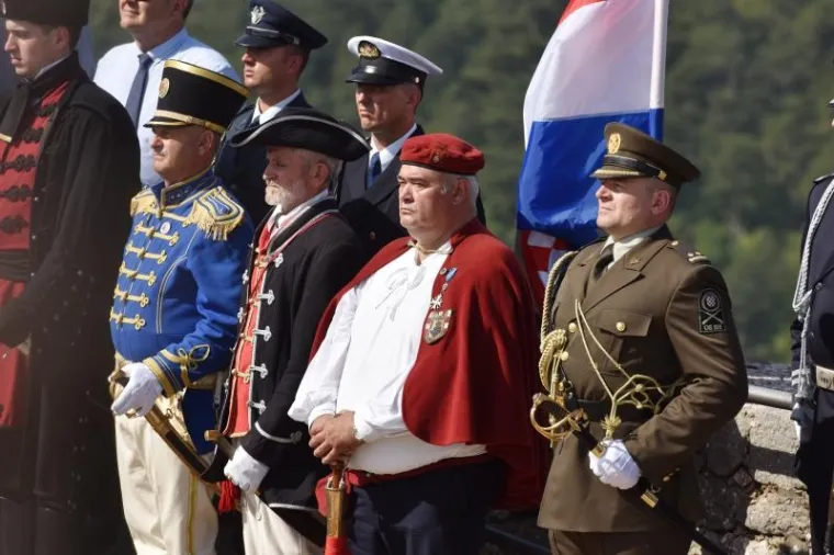 SVEČANI TRENUTAK PODIZANJA HRVATSKE ZASTAVE: Premijer i predsjednica na kninskoj tvrđavi održali govore