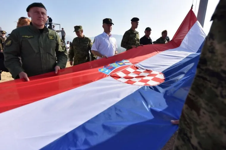 SVEČANI TRENUTAK PODIZANJA HRVATSKE ZASTAVE: Premijer i predsjednica na kninskoj tvrđavi održali govore