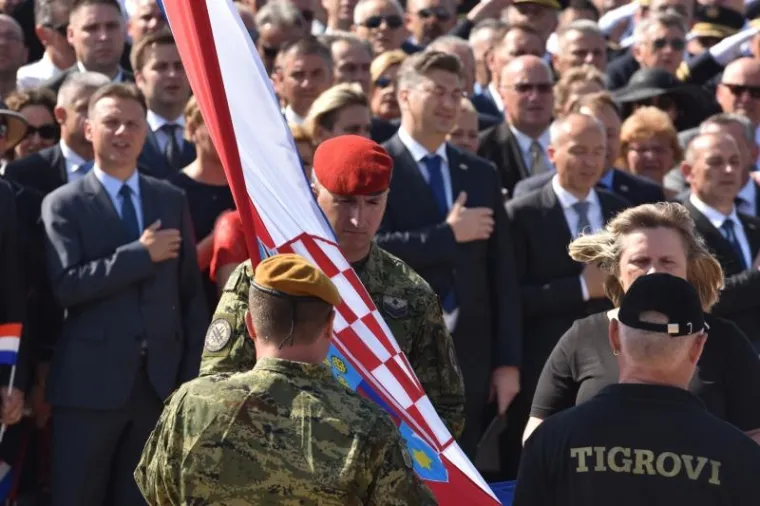 SVEČANI TRENUTAK PODIZANJA HRVATSKE ZASTAVE: Premijer i predsjednica na kninskoj tvrđavi održali govore