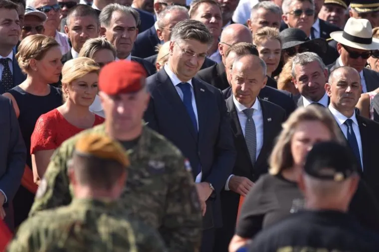 SVEČANI TRENUTAK PODIZANJA HRVATSKE ZASTAVE: Premijer i predsjednica na kninskoj tvrđavi održali govore