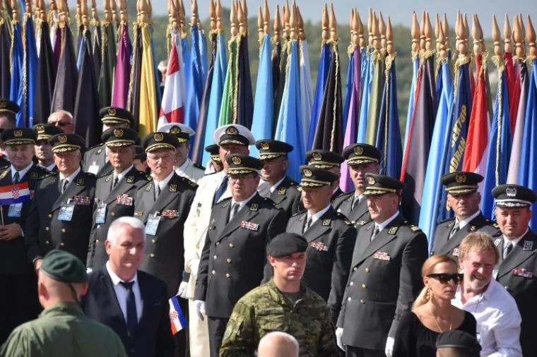 SVEČANI TRENUTAK PODIZANJA HRVATSKE ZASTAVE: Premijer i predsjednica na kninskoj tvrđavi održali govore