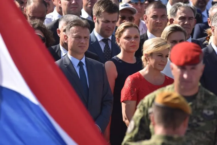 SVEČANI TRENUTAK PODIZANJA HRVATSKE ZASTAVE: Premijer i predsjednica na kninskoj tvrđavi održali govore