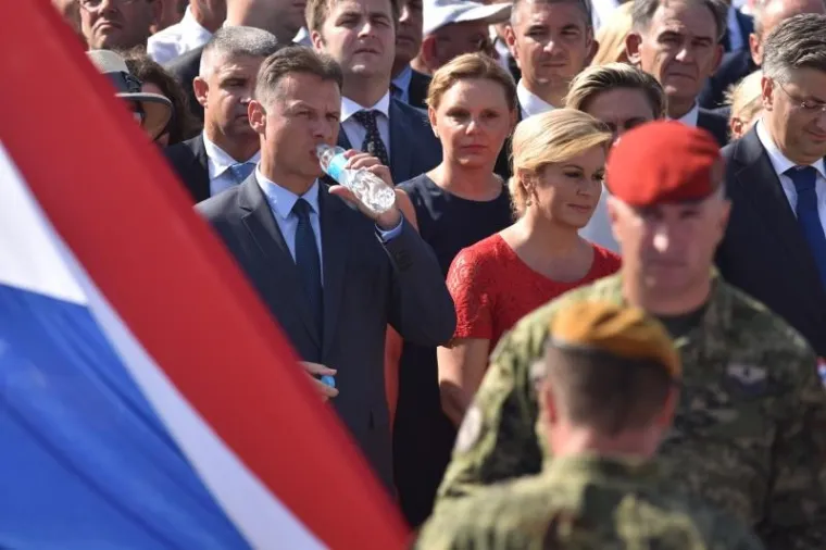 SVEČANI TRENUTAK PODIZANJA HRVATSKE ZASTAVE: Premijer i predsjednica na kninskoj tvrđavi održali govore