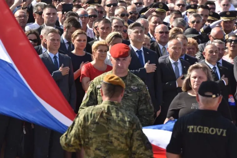 SVEČANI TRENUTAK PODIZANJA HRVATSKE ZASTAVE: Premijer i predsjednica na kninskoj tvrđavi održali govore