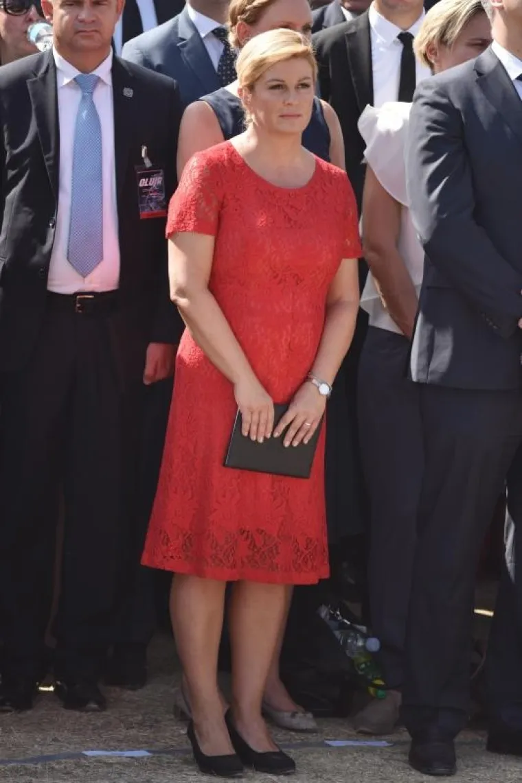 SVEČANI TRENUTAK PODIZANJA HRVATSKE ZASTAVE: Premijer i predsjednica na kninskoj tvrđavi održali govore