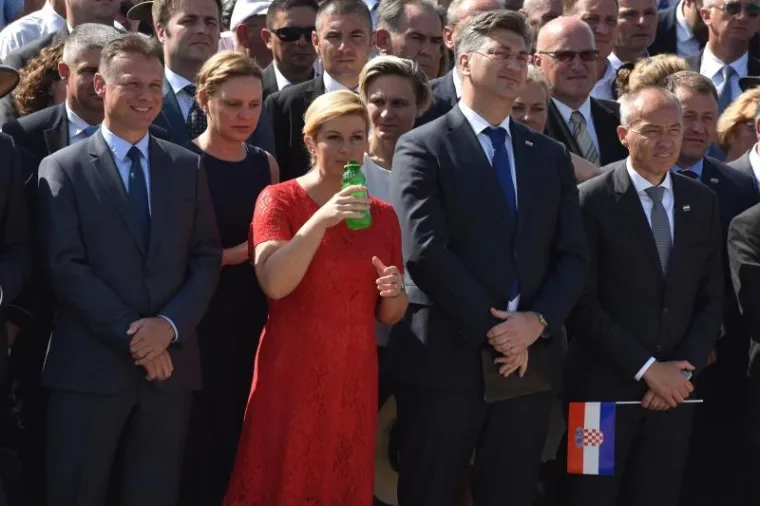 SVEČANI TRENUTAK PODIZANJA HRVATSKE ZASTAVE: Premijer i predsjednica na kninskoj tvrđavi održali govore