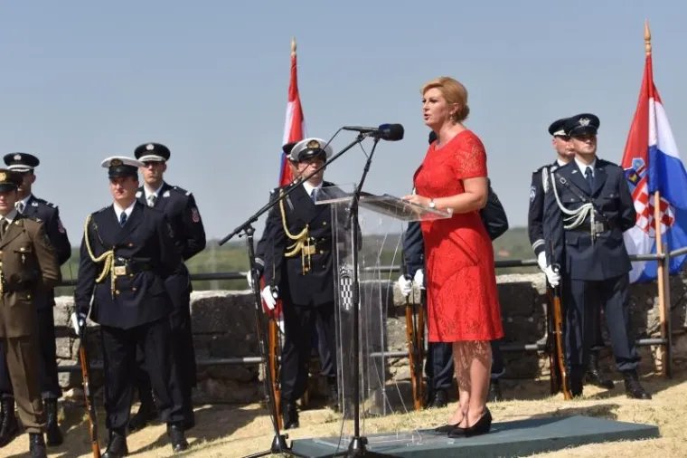 SVEČANI TRENUTAK PODIZANJA HRVATSKE ZASTAVE: Premijer i predsjednica na kninskoj tvrđavi održali govore