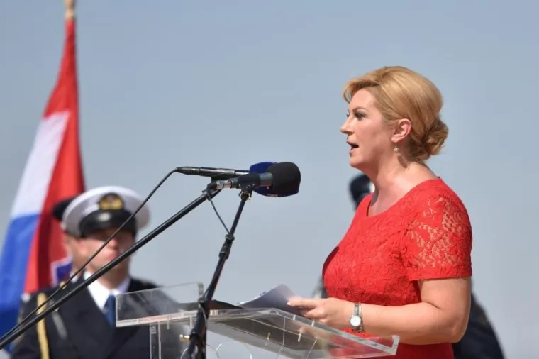 SVEČANI TRENUTAK PODIZANJA HRVATSKE ZASTAVE: Premijer i predsjednica na kninskoj tvrđavi održali govore