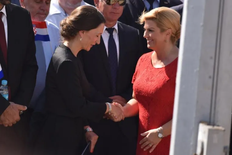 SVEČANI TRENUTAK PODIZANJA HRVATSKE ZASTAVE: Premijer i predsjednica na kninskoj tvrđavi održali govore