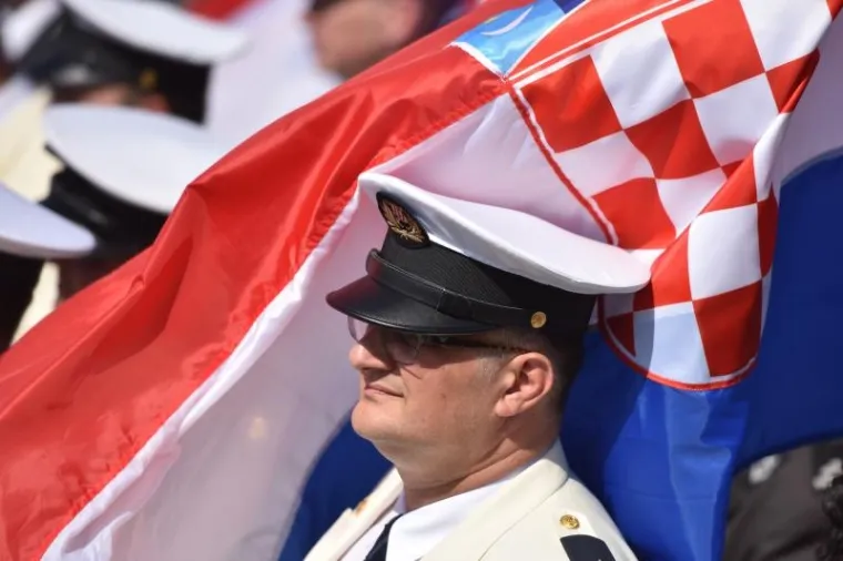 SVEČANI TRENUTAK PODIZANJA HRVATSKE ZASTAVE: Premijer i predsjednica na kninskoj tvrđavi održali govore