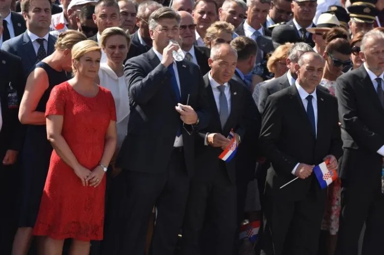 SVEČANI TRENUTAK PODIZANJA HRVATSKE ZASTAVE: Premijer i predsjednica na kninskoj tvrđavi održali govore