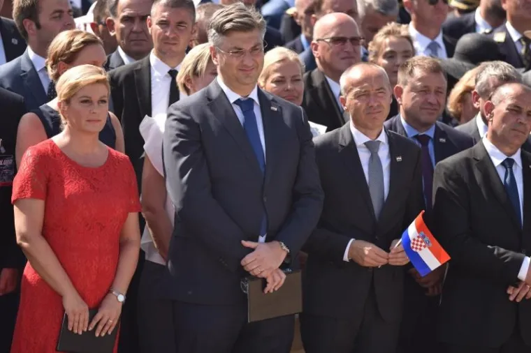 SVEČANI TRENUTAK PODIZANJA HRVATSKE ZASTAVE: Premijer i predsjednica na kninskoj tvrđavi održali govore