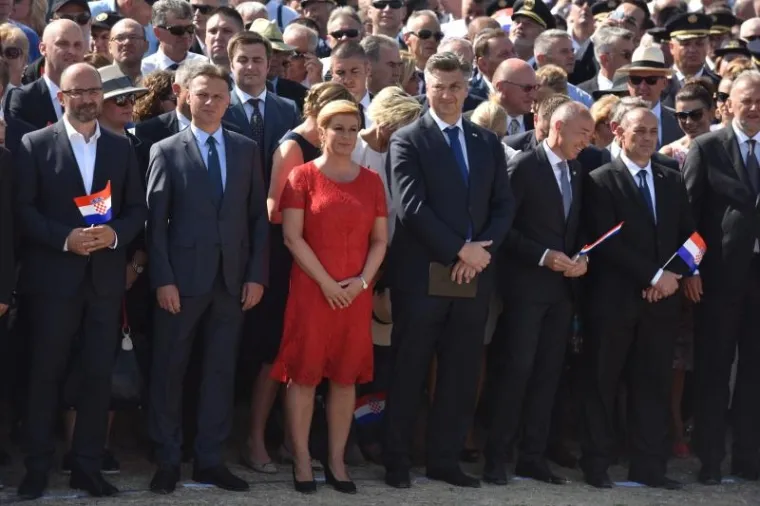 SVEČANI TRENUTAK PODIZANJA HRVATSKE ZASTAVE: Premijer i predsjednica na kninskoj tvrđavi održali govore