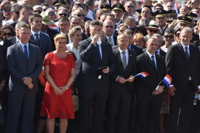 SVEČANI TRENUTAK PODIZANJA HRVATSKE ZASTAVE: Premijer i predsjednica na kninskoj tvrđavi održali govore