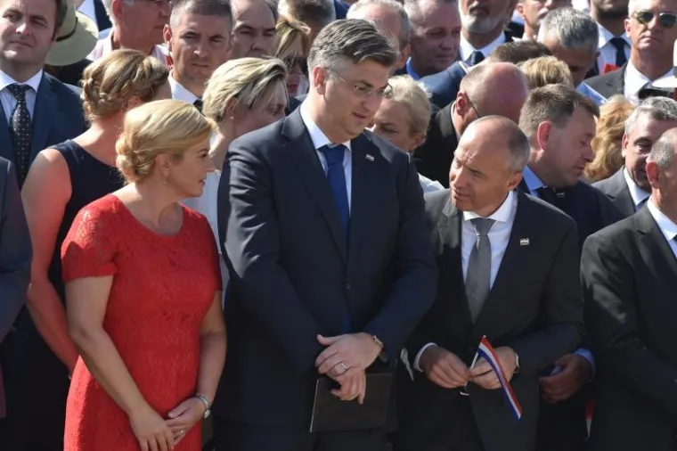 SVEČANI TRENUTAK PODIZANJA HRVATSKE ZASTAVE: Premijer i predsjednica na kninskoj tvrđavi održali govore