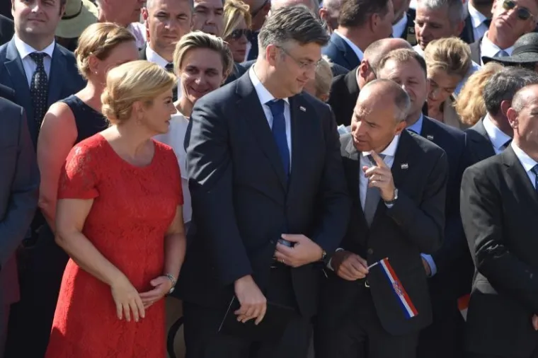 SVEČANI TRENUTAK PODIZANJA HRVATSKE ZASTAVE: Premijer i predsjednica na kninskoj tvrđavi održali govore