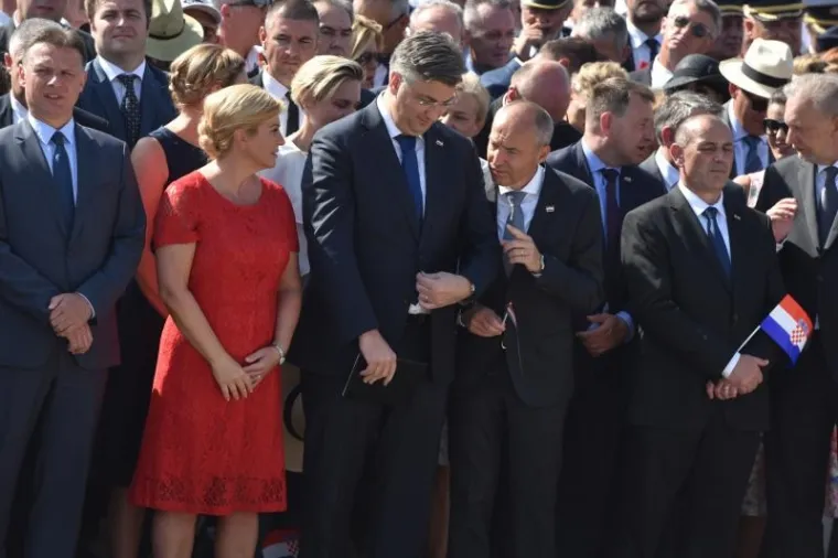 SVEČANI TRENUTAK PODIZANJA HRVATSKE ZASTAVE: Premijer i predsjednica na kninskoj tvrđavi održali govore