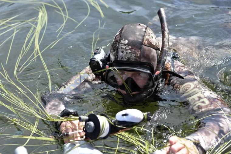 SKINUO SE I POKAZAO IZNIMNU FIZIČKU SPREMU: Plivao, ronio, lovio ribu.. Evo kako je svoj godi&scaron;nji proveo ruski predsjednik