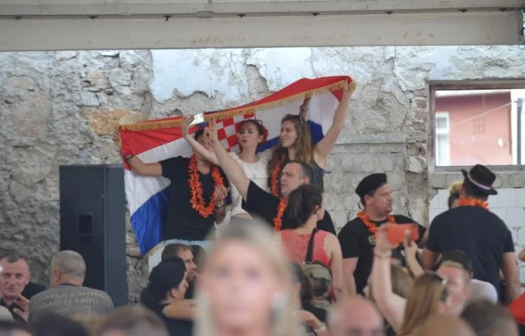 Javno okupljanje kulturno-zabavnog karaktera, povodom proslave Dana pobjede i domovinske zahvalnosti, Dana hrvatskih branitelja te 22. obljetnice vojno redarstvene akcije "Oluja" i Dana grada Slunja. 
U grad su već u popodnevnim satima do&scaron;le na tisuće Thompsonovih obožavatelja, od kojih su neki u vojnim uniformama, a neki su zagrnuti hrvatskim zastavama.