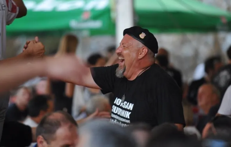 SLUNJANI OLUJU SLAVILI UZ USTA&Scaron;KE POZDRAVE: Tisuće ljudi okupilo se na obilježavanju Dana pobjede