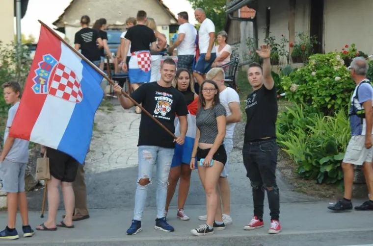 SLUNJANI OLUJU SLAVILI UZ USTA&Scaron;KE POZDRAVE: Tisuće ljudi okupilo se na obilježavanju Dana pobjede