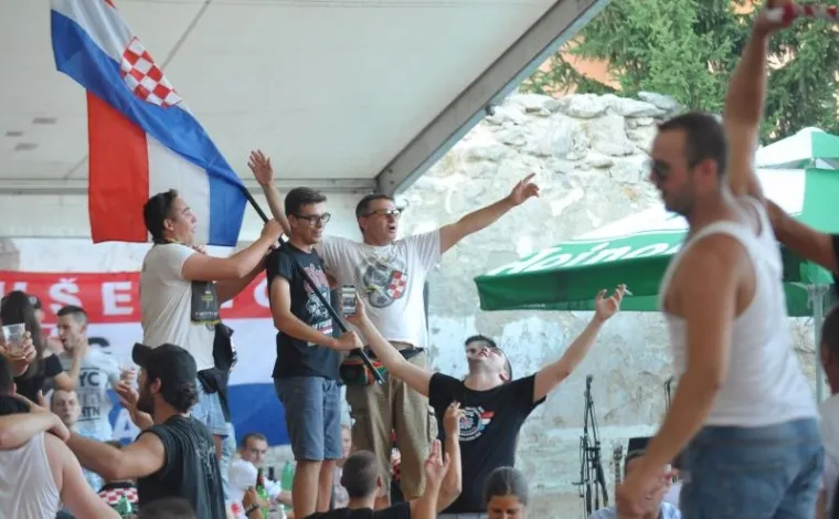 SLUNJANI OLUJU SLAVILI UZ USTA&Scaron;KE POZDRAVE: Tisuće ljudi okupilo se na obilježavanju Dana pobjede