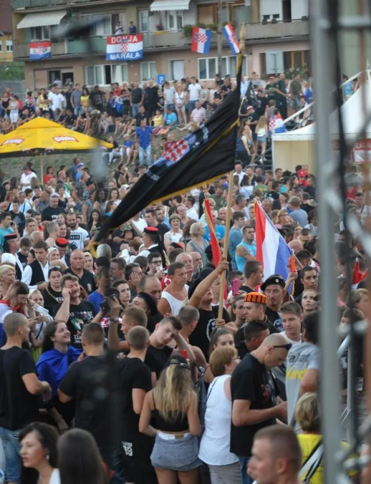 SLUNJANI OLUJU SLAVILI UZ USTA&Scaron;KE POZDRAVE: Tisuće ljudi okupilo se na obilježavanju Dana pobjede