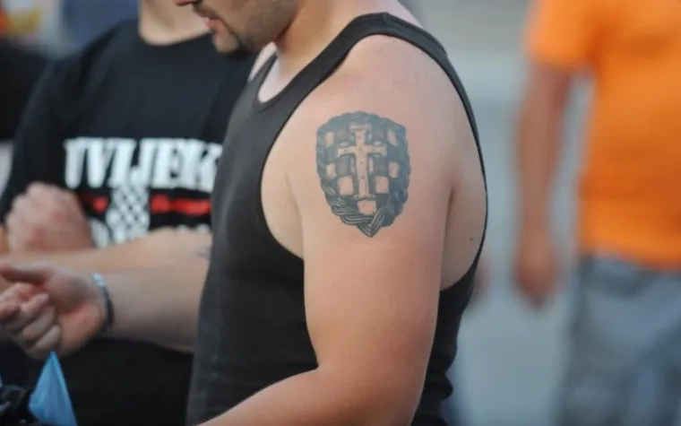 SLUNJANI OLUJU SLAVILI UZ USTA&Scaron;KE POZDRAVE: Tisuće ljudi okupilo se na obilježavanju Dana pobjede