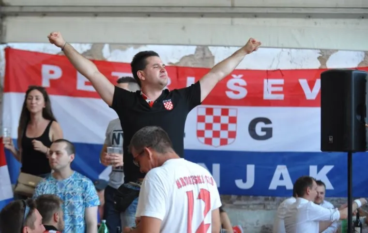 SLUNJANI OLUJU SLAVILI UZ USTA&Scaron;KE POZDRAVE: Tisuće ljudi okupilo se na obilježavanju Dana pobjede