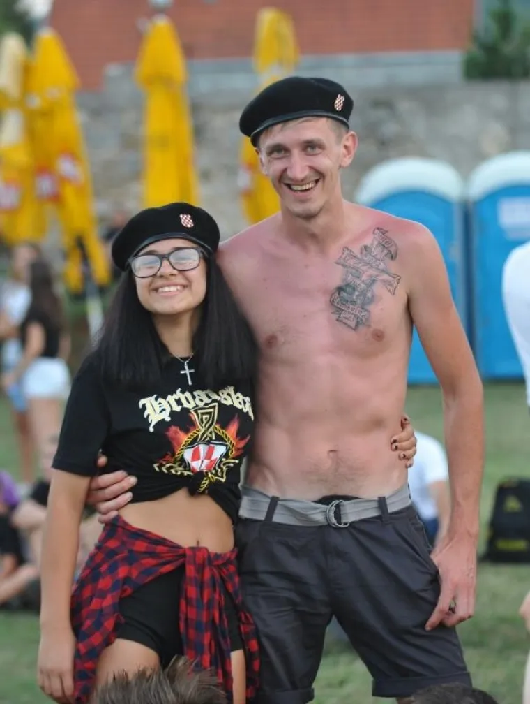 SLUNJANI OLUJU SLAVILI UZ USTA&Scaron;KE POZDRAVE: Tisuće ljudi okupilo se na obilježavanju Dana pobjede