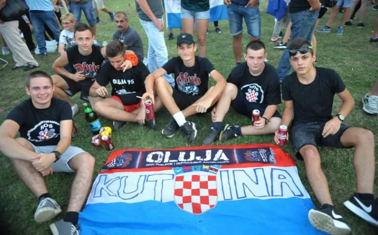 SLUNJANI OLUJU SLAVILI UZ USTA&Scaron;KE POZDRAVE: Tisuće ljudi okupilo se na obilježavanju Dana pobjede