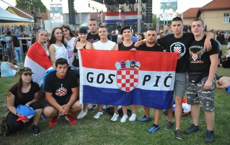 SLUNJANI OLUJU SLAVILI UZ USTA&Scaron;KE POZDRAVE: Tisuće ljudi okupilo se na obilježavanju Dana pobjede