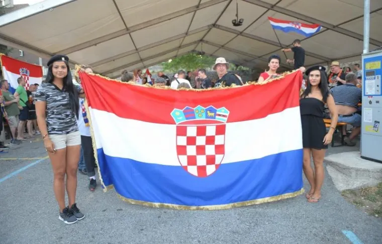 SLUNJANI OLUJU SLAVILI UZ USTA&Scaron;KE POZDRAVE: Tisuće ljudi okupilo se na obilježavanju Dana pobjede