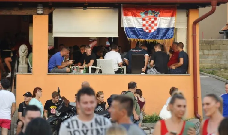 SLUNJANI OLUJU SLAVILI UZ USTA&Scaron;KE POZDRAVE: Tisuće ljudi okupilo se na obilježavanju Dana pobjede