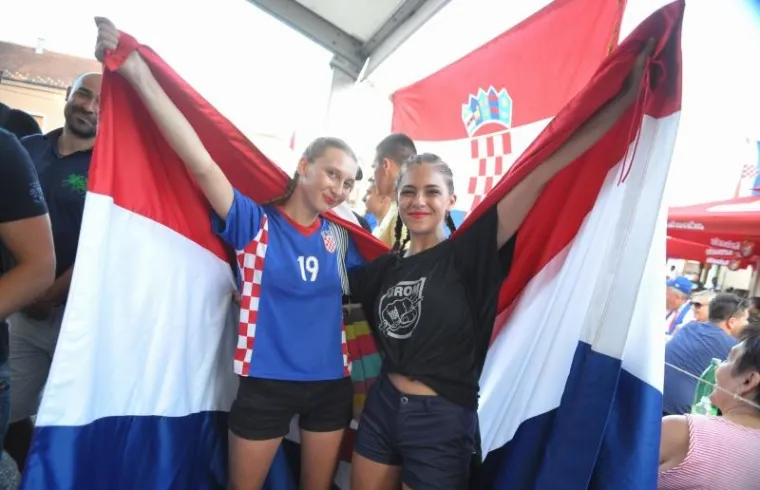 SLUNJANI OLUJU SLAVILI UZ USTA&Scaron;KE POZDRAVE: Tisuće ljudi okupilo se na obilježavanju Dana pobjede