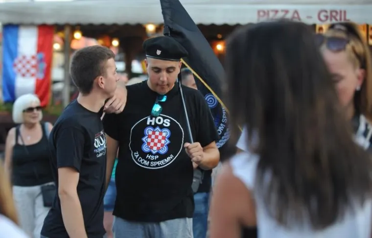 SLUNJANI OLUJU SLAVILI UZ USTA&Scaron;KE POZDRAVE: Tisuće ljudi okupilo se na obilježavanju Dana pobjede