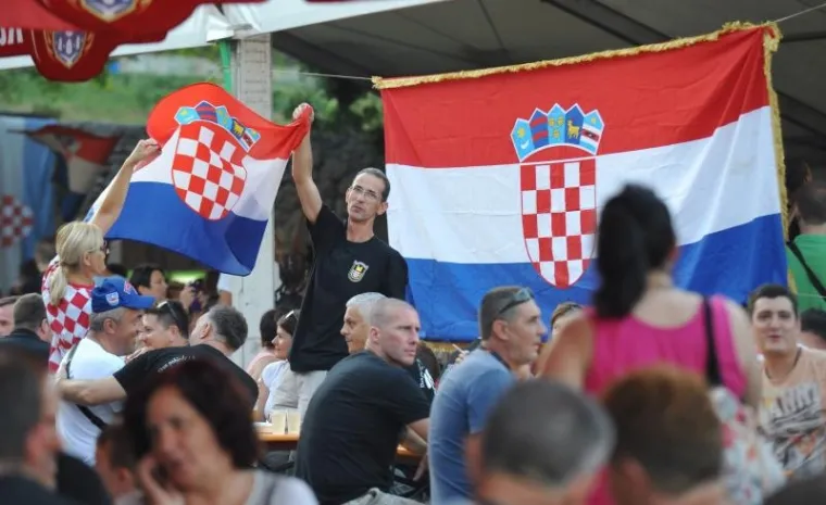 SLUNJANI OLUJU SLAVILI UZ USTA&Scaron;KE POZDRAVE: Tisuće ljudi okupilo se na obilježavanju Dana pobjede