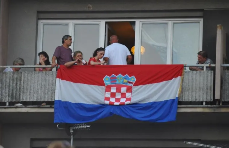 SLUNJANI OLUJU SLAVILI UZ USTA&Scaron;KE POZDRAVE: Tisuće ljudi okupilo se na obilježavanju Dana pobjede