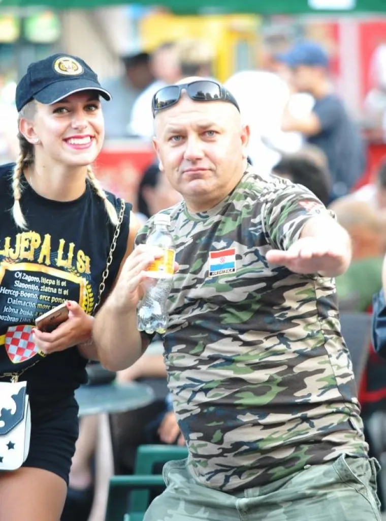 SLUNJANI OLUJU SLAVILI UZ USTA&Scaron;KE POZDRAVE: Tisuće ljudi okupilo se na obilježavanju Dana pobjede