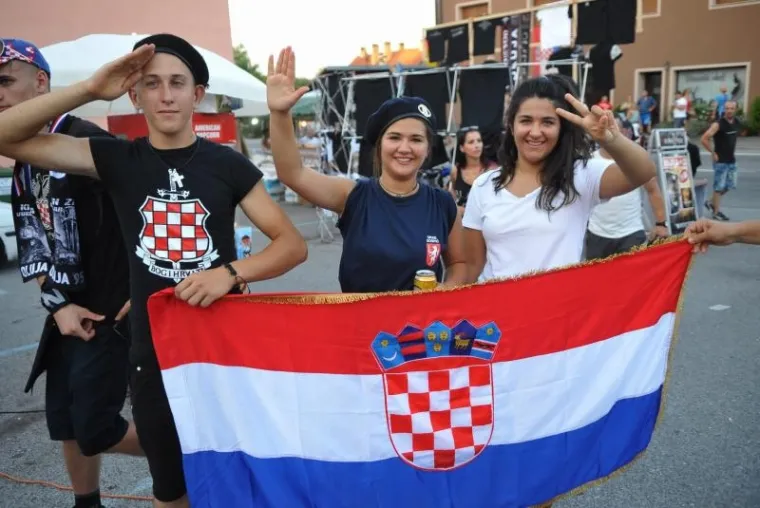 SLUNJANI OLUJU SLAVILI UZ USTA&Scaron;KE POZDRAVE: Tisuće ljudi okupilo se na obilježavanju Dana pobjede