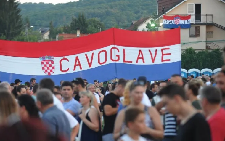 SLUNJANI OLUJU SLAVILI UZ USTA&Scaron;KE POZDRAVE: Tisuće ljudi okupilo se na obilježavanju Dana pobjede