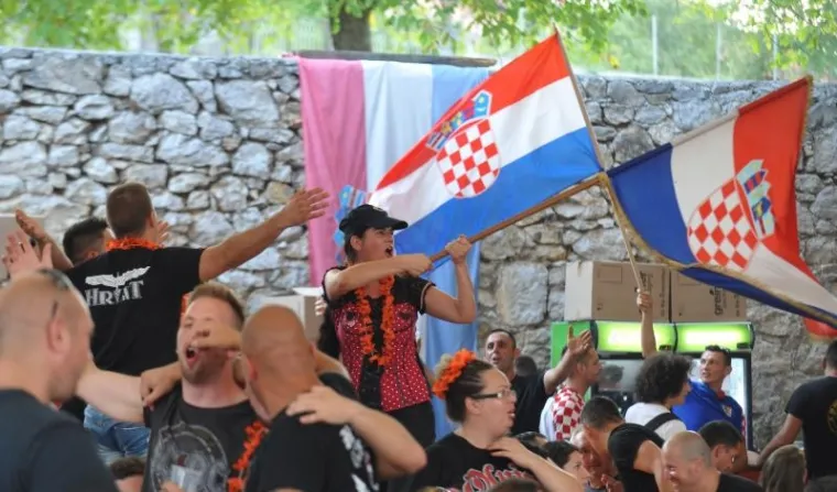 SLUNJANI OLUJU SLAVILI UZ USTA&Scaron;KE POZDRAVE: Tisuće ljudi okupilo se na obilježavanju Dana pobjede